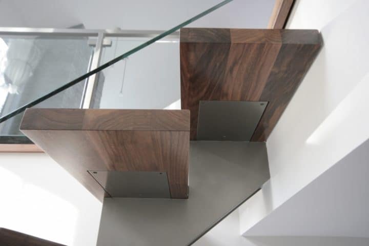 Escalier limon central avec rampe de verre - Glass staircase interior design