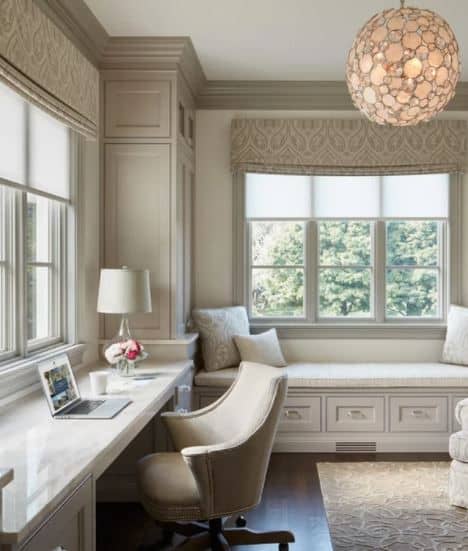 Bureau à la maison dans chambre à coucher décor calme et doux