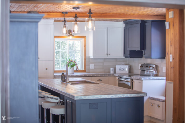 Rénovation de cuisine dans une maison ancestrale de Lanaudière avec armoires blanches, accent bleu et comptoir en tuiles à motifs.